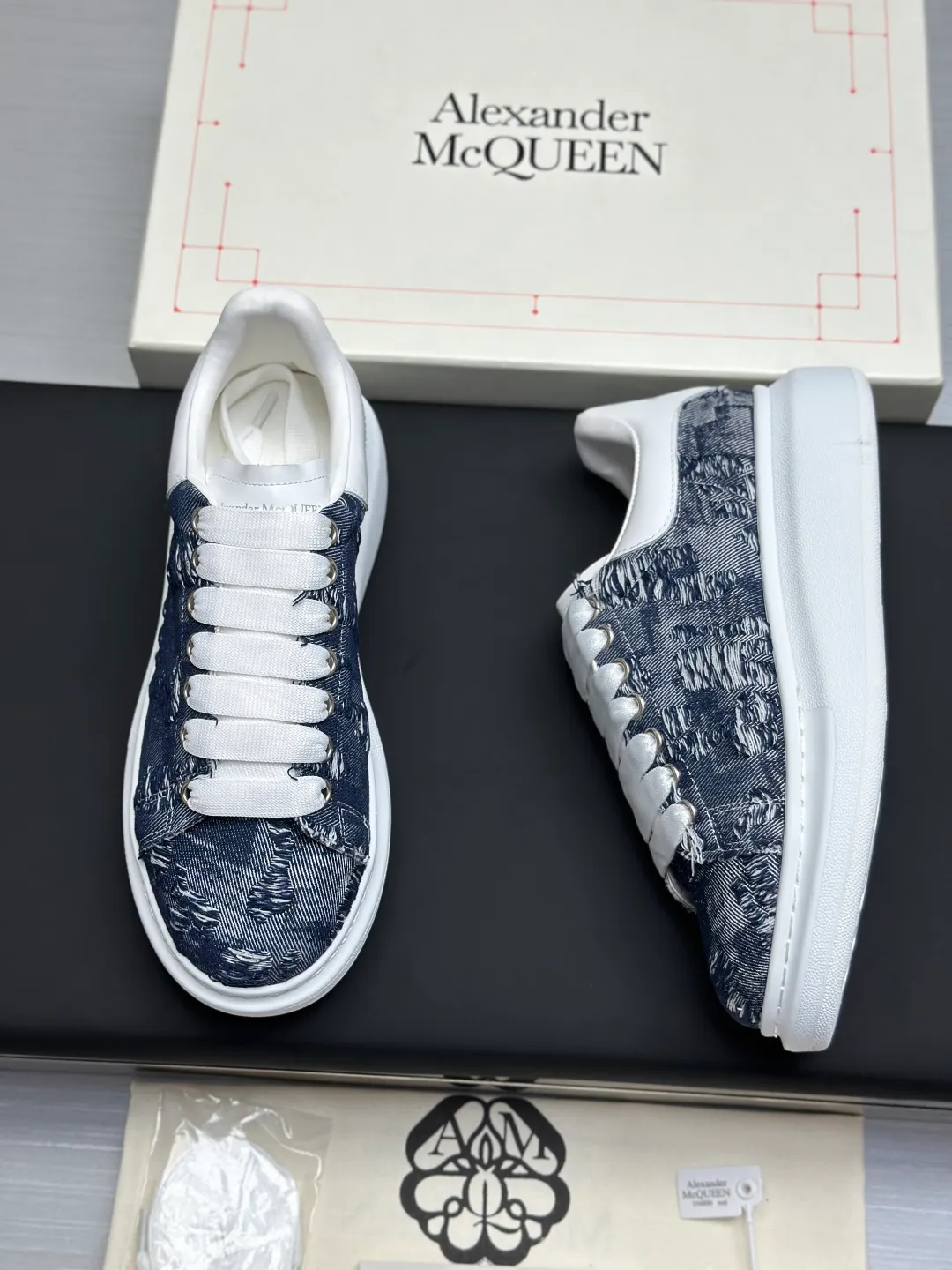 👟👟Ex-factory price 600👟👟 (🥇Top version produced in Dongguan🥇) A new upgrade of the classic McQueen white shoes. This upgrade of McQueen, which has been done for 4 consecutive years, will definitely bring you the most cost-effective ALEXANDER MCQUEEN classic in the market. If you are not confident about the quality of such a classic and world-destroying model, there is really no need to put it on the table🔙.  Purchased original version from HK counter, various demolitions.  All kinds of PKs are welcome💥.  (Anyone who has the original version at the stall is welcome🆚) The thick sole perfectly increases the elongated visual effect. The most perfect proportion of the shoe body is this last shape. The logo font on the rear tail is printed in small fonts. The logo on the foot is made of genuine leather with air-pressed colorless process. We will always update the color with the counter. 🔘Upper: genuine customized environmentally friendly full-grain cowhide 🔘Inner lining: imported mixed sheepskin (the genuine product is also sheepskin, not the cheap cowhide on the market) 🔘Sole: Exclusive molded TPU➕rubber injection molded layered outsole, (purple tail, pink tail, red tail, burgundy tail, rose gold tail sequin series, Velcro men's model needs to be customized, non-returnable) 🔘Code number 34-44 (women's size 34.40 is custom-made).